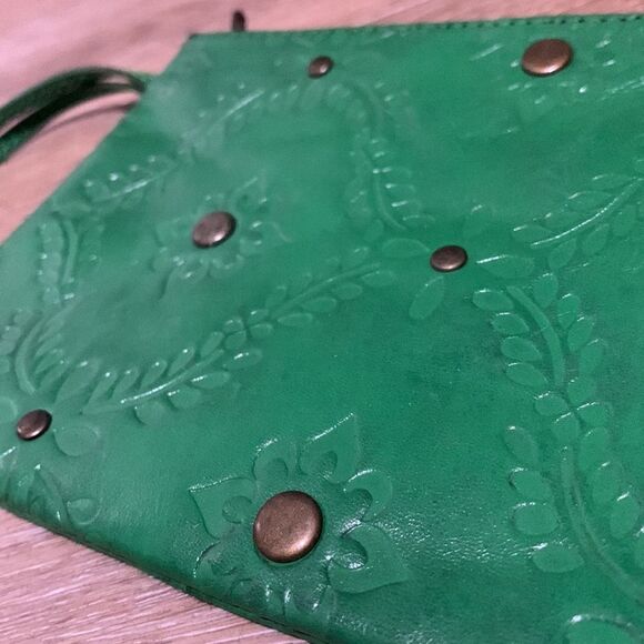 Green floral wristlet - Picture 2 of 3